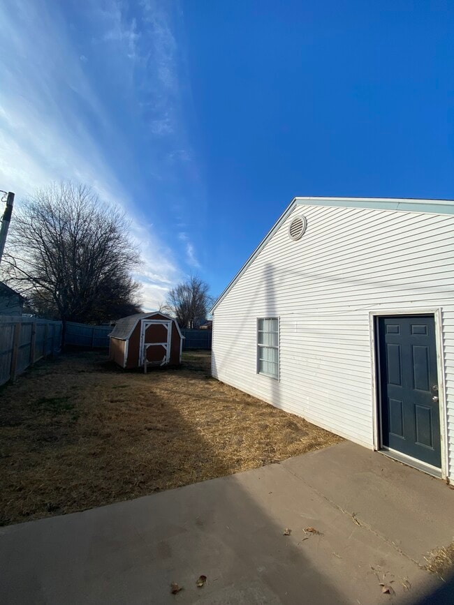 Building Photo - 1102 W Easy St