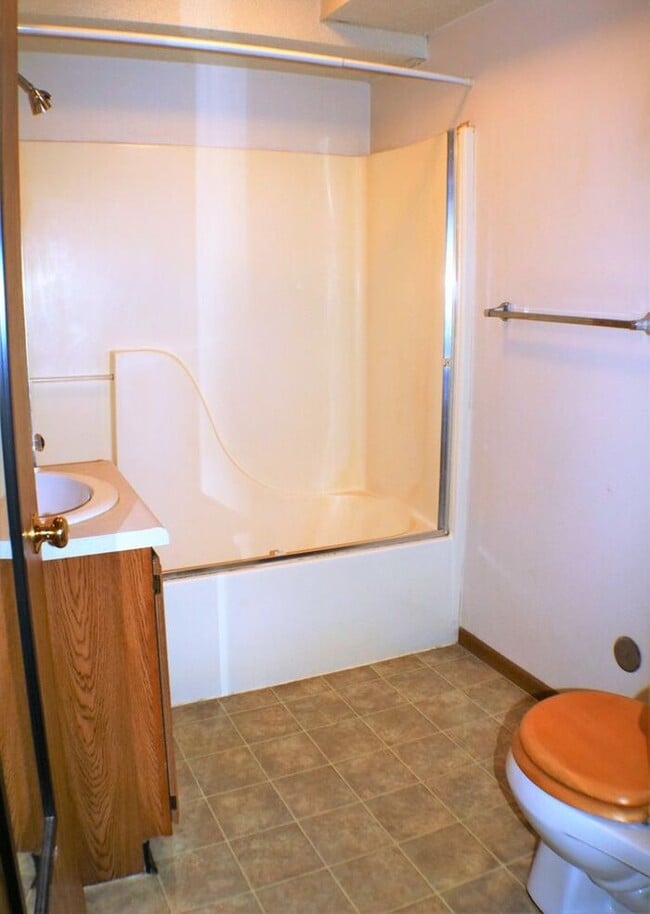 Building Photo - $1,095 | 2 Bedroom, 1 Bathroom 2nd Floor C...