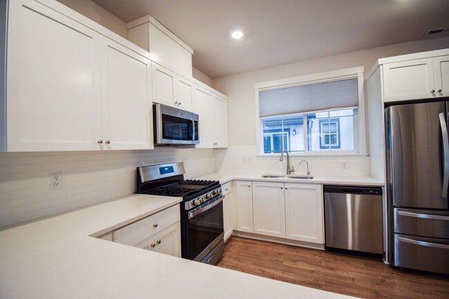 Building Photo - Beautiful 4 Bedroom 3.5 BA Home! Mother in Law Suite, Attached Garage & Top floor Bonus Room!