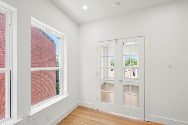 Building Photo - 808 Sul Ross St