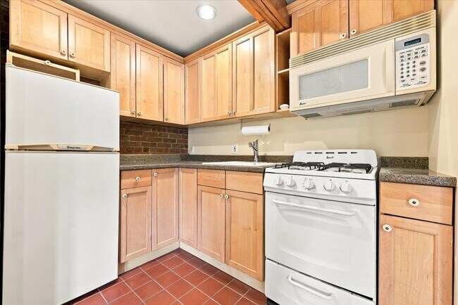 Building Photo - 373 Webster Ave
