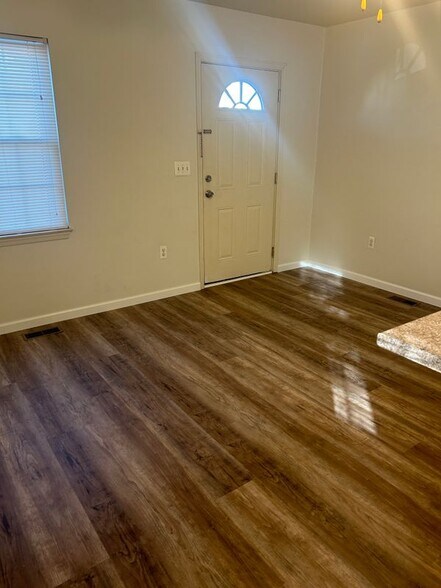 Building Photo - 128 William St