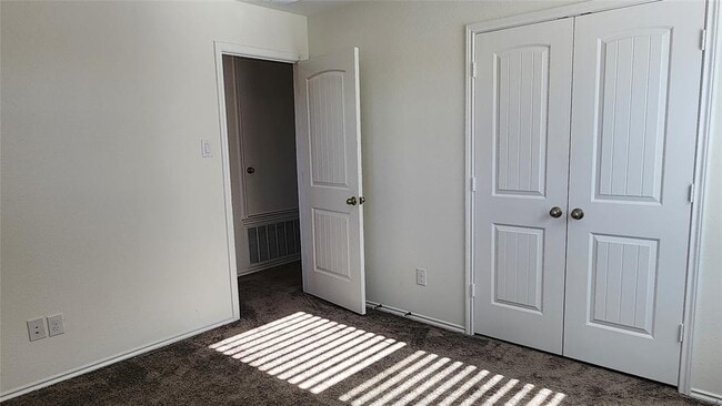 Building Photo - 402 Parrot Tulip View