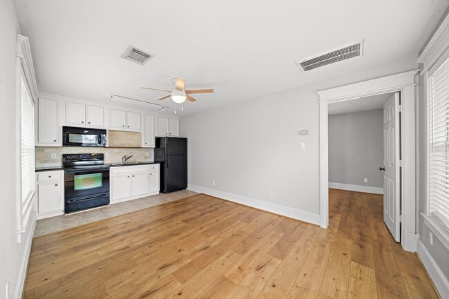 Building Photo - 809 W 20th St