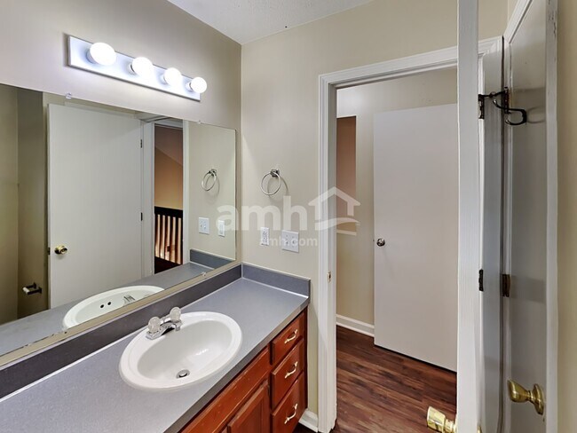 Building Photo - 1212 Wembley Dr
