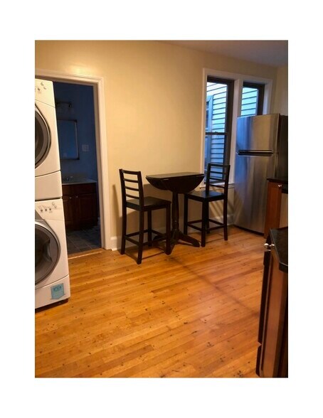 Building Photo - 40 Rockview St