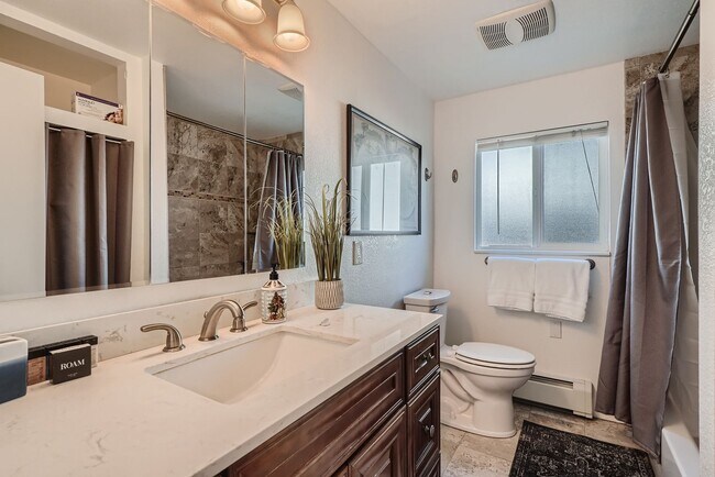 Building Photo - AVAILABLE NOW, LARGE YARD AND DETACHED 2 CAR GARAGE, UPDATED FLOORS AND BATH, $0 DEPOSIT OPTIONS!