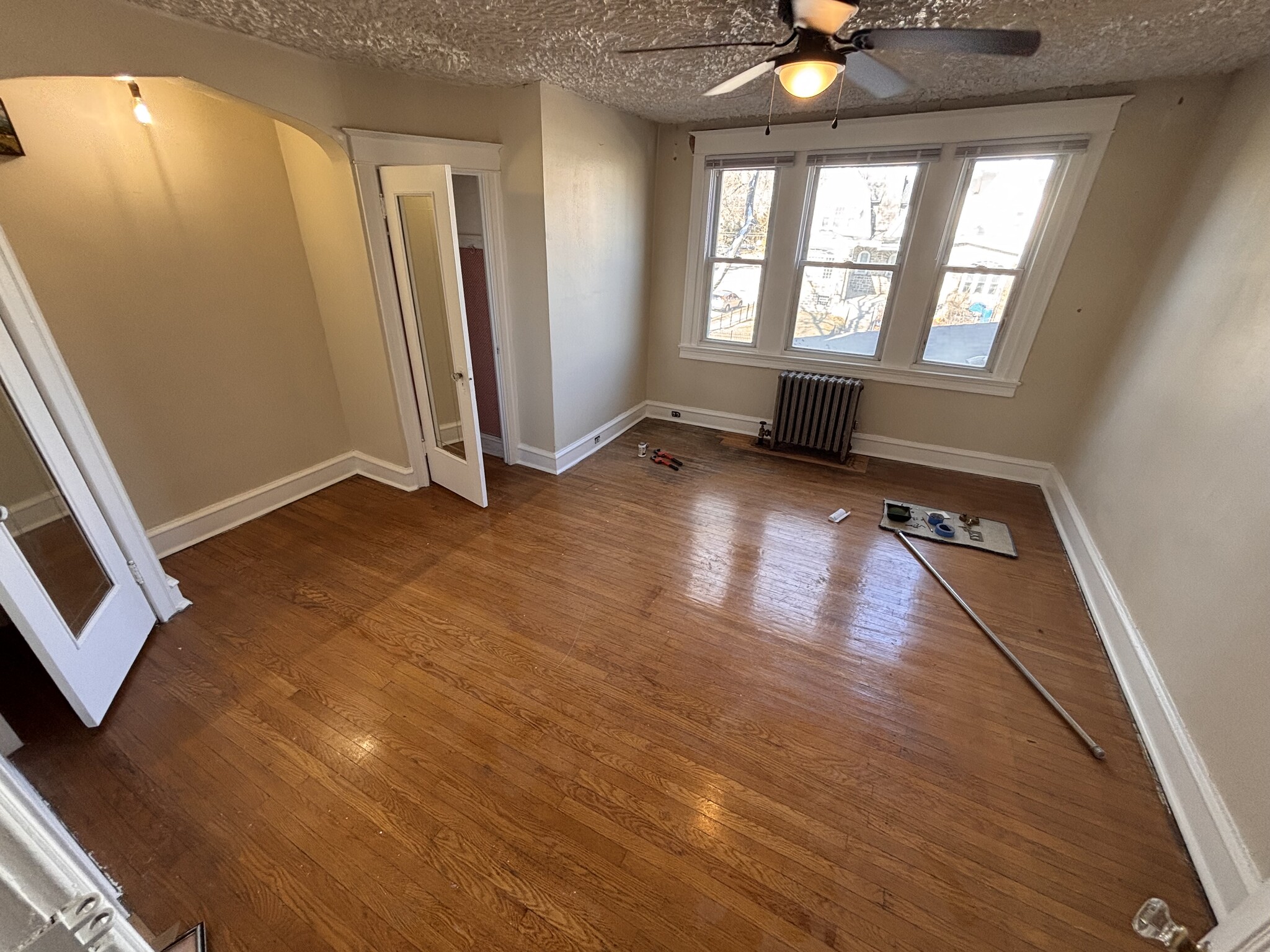 Master bedroom suite - 5650 Woodcrest Ave