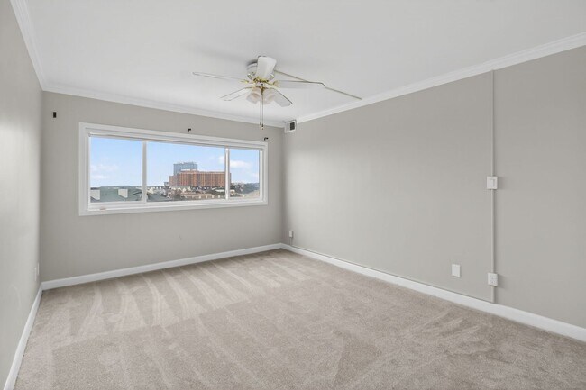 Building Photo - Stunning Condo With Exclusive Bay Views!