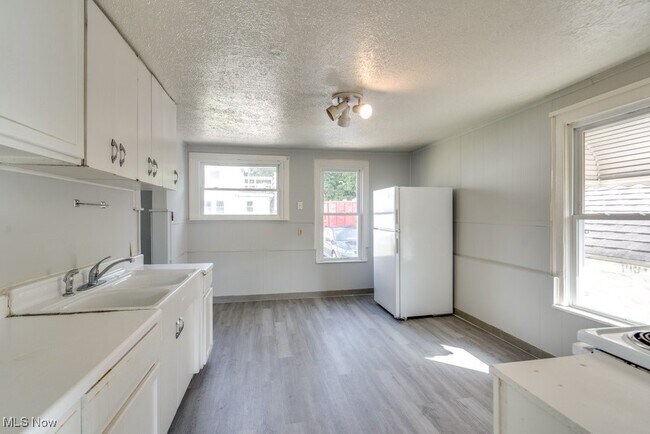 Building Photo - 491 Allyn St