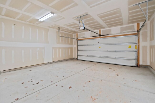 Building Photo - Like Brand New Luxury Townhome in Matthews!