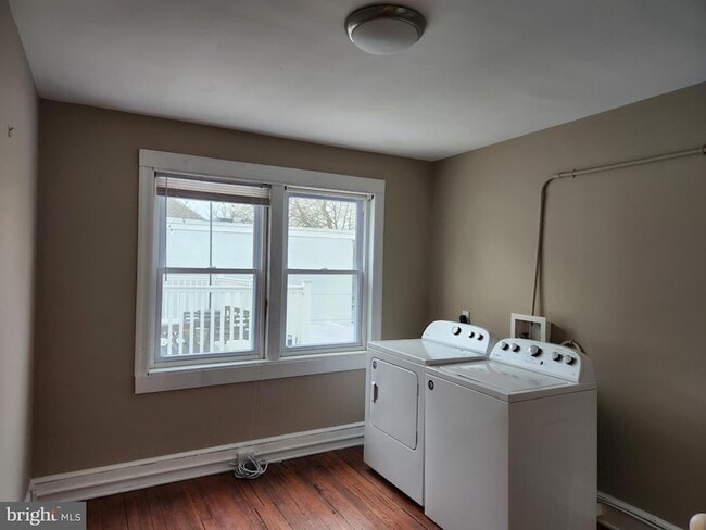 Building Photo - 132 S Broadway