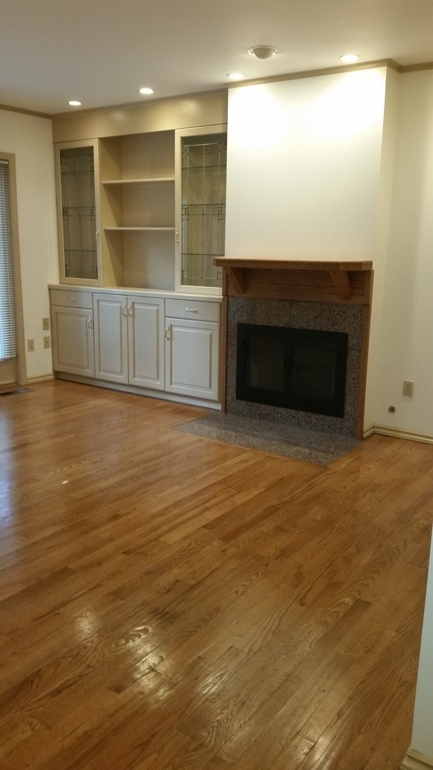 Building Photo - Occupied, do not disturb tenants. 1950's Craftsman 2br 2ba duplex on two levels, lawncare provide...