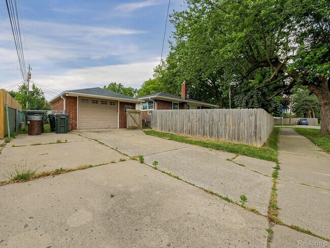 Building Photo - $2300 3 bed 2 bath bungalow