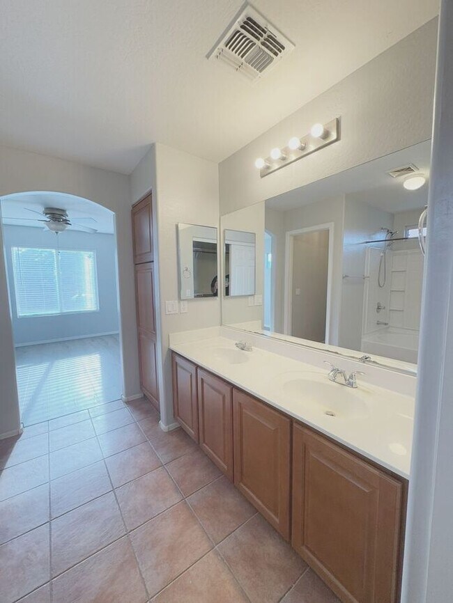 Building Photo - Large 4Bedrooms- 3Bath Home!!!