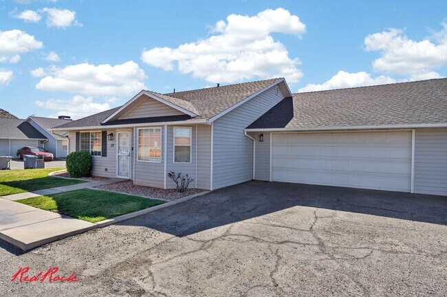 Building Photo - Charming 3 bedroom Townhome Close to Shopping