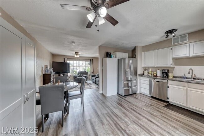 Building Photo - 861 E Hacienda Ave