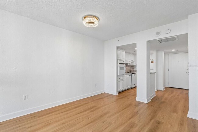 Building Photo - 470 3rd St S