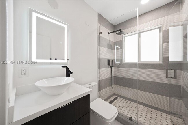 Building Photo - 711 Sunset Dr