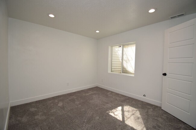Building Photo - 5 Bed 3.5 Bath House next to TopGolf!!!