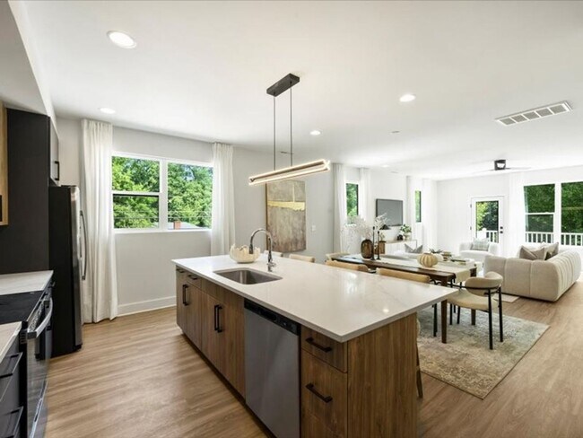 Building Photo - Modern Luxury Townhomes in Charlotte, NC.
