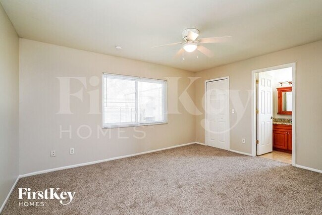 Building Photo - 4104 SW 7th Ave