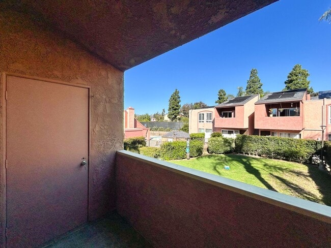 Building Photo - Beautiful 3BD/2BA W/ Reserved Parking and A/C in Allied Gardens!