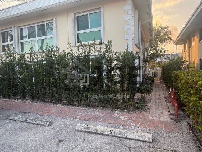 Building Photo - 861 SE 22nd Ave