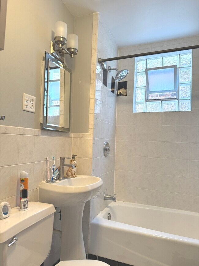 Building Photo - 2971 S Lyman St