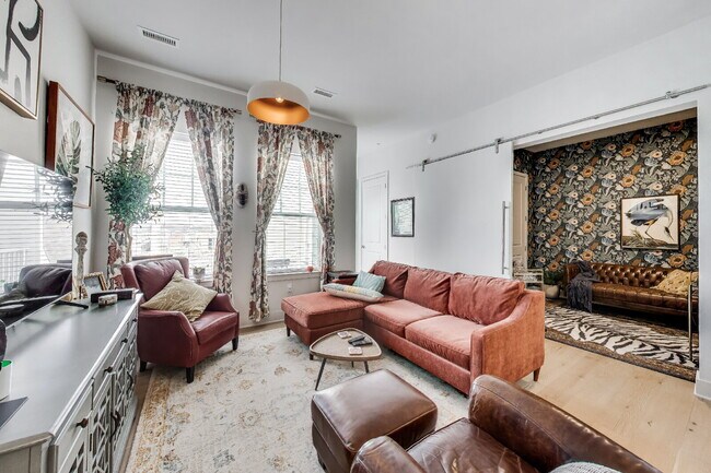 Building Photo - Luxury Living Awaits!