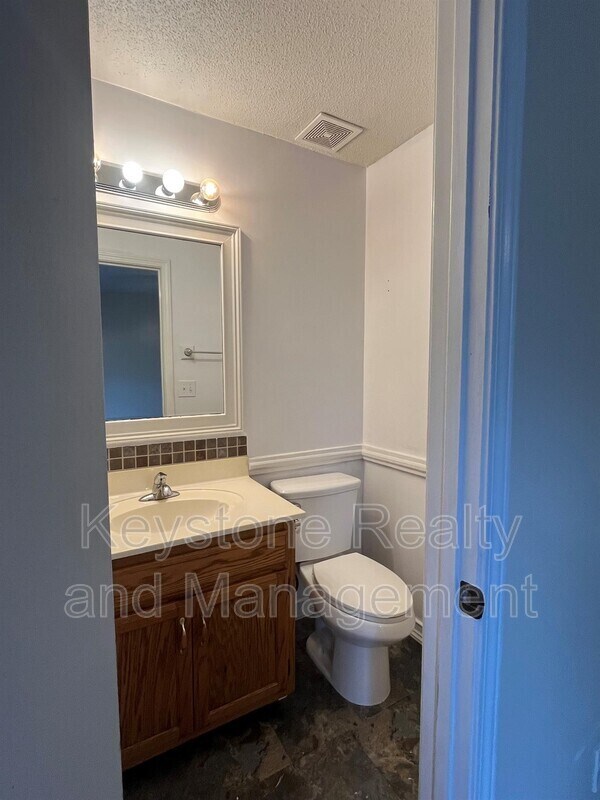 Building Photo - 404 Sideline Dr