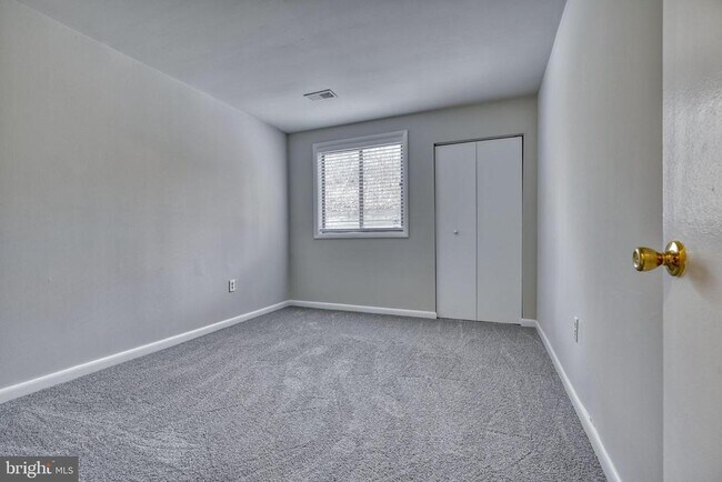 Building Photo - 140 Royal Oak Dr