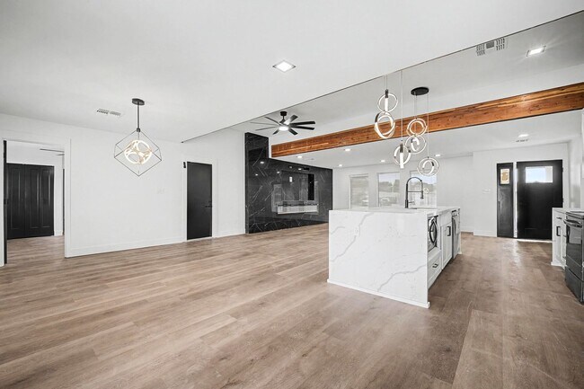 Building Photo - Tempe 5 bedroom 3 bath with pool and HUGE yard