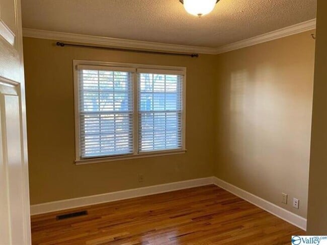 Building Photo - 206 Westchester Ave SW