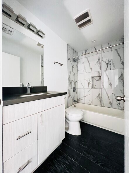 Building Photo - 4576 Oakwood Ave