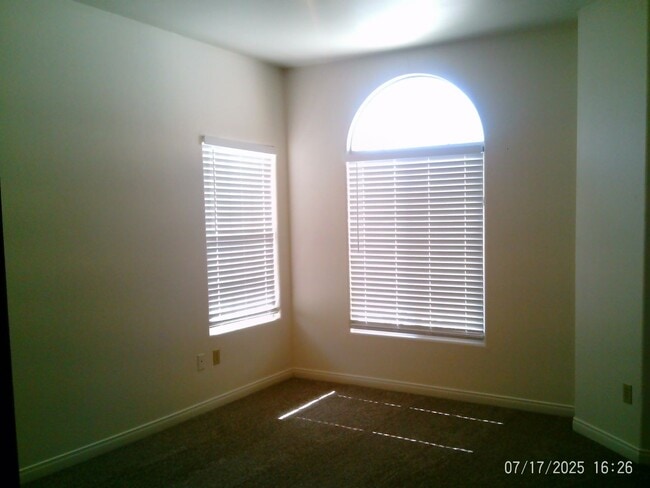 Building Photo - NORTHWEST CUTIE !  NEW PAINT AND FLOORING!!!