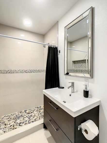 Building Photo - 2714 SW 36th Ave