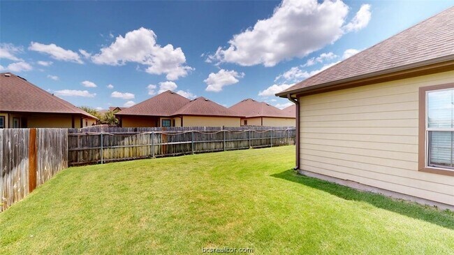 Building Photo - 413 Hayes Ln