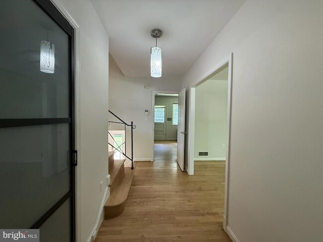 Building Photo - 9209 E Parkhill Dr