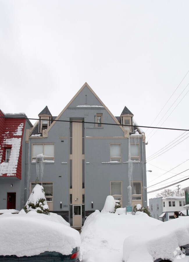Building Photo - 300 Meyran Ave