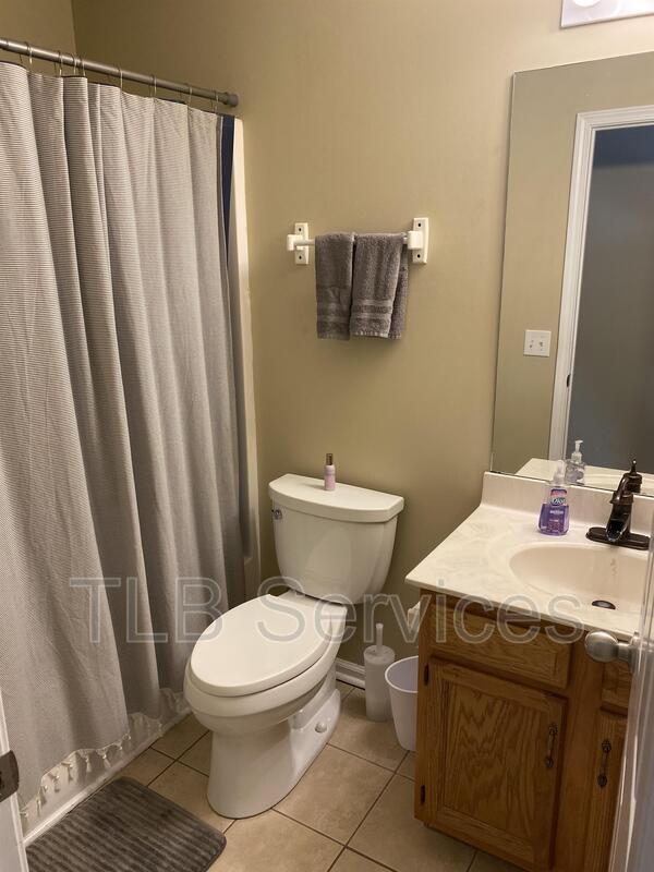 Building Photo - 211 Fall Creek Dr