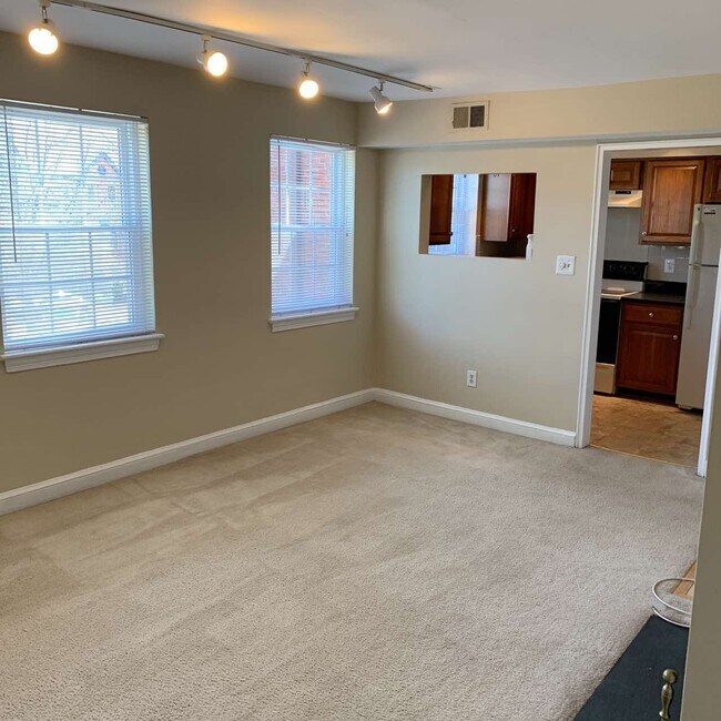 Building Photo - 2105 N Scott St