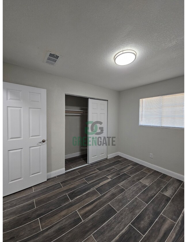 Building Photo - 901 Valente Way