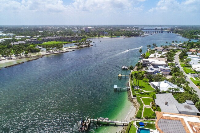 Building Photo - 755 Saturn St