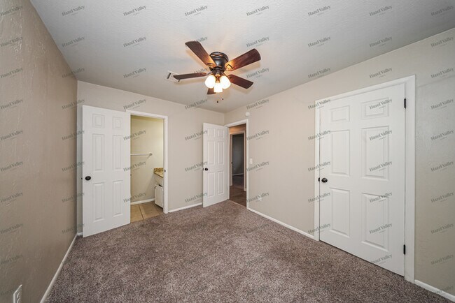 Building Photo - 709 N Dallas Ave