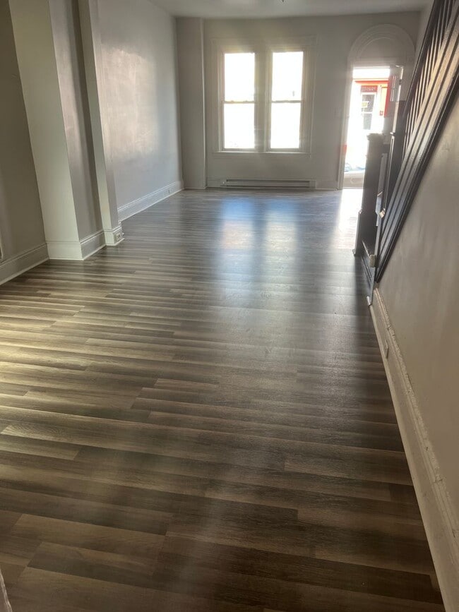 Primary Photo - Large 4 bedroom 2 full bath House Lancaste...