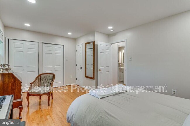 Building Photo - 912 Green St