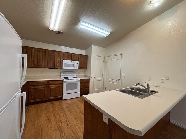 Building Photo - DARLING TOWNHOME FOR RENT IN HURRICANE!