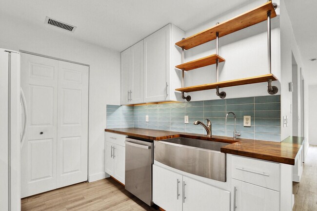 Building Photo - 8356 SE Croft Cir