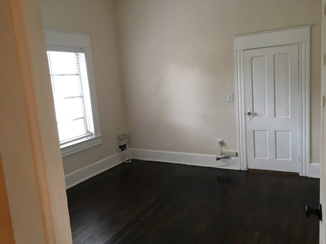 Building Photo - Large 4 bedroom Near UT and Downtown